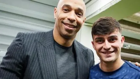 库里37岁再创辉煌：狂砍52分10篮板8助攻5抢断，三分球12记炸裂！