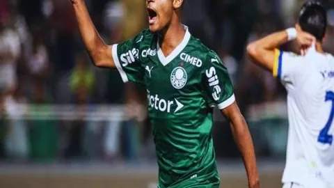 阿伯格捷尼赛斯赛王者重返荣耀，伍兹盛装出席颁奖仪式