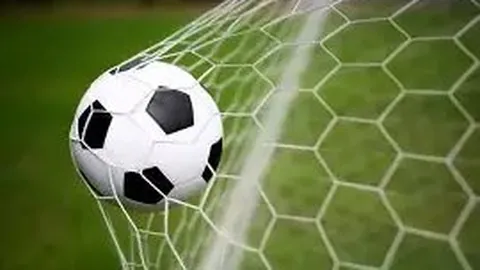 韩佳奇扑球犯规引争议，奥纳纳类似动作未受罚引热议